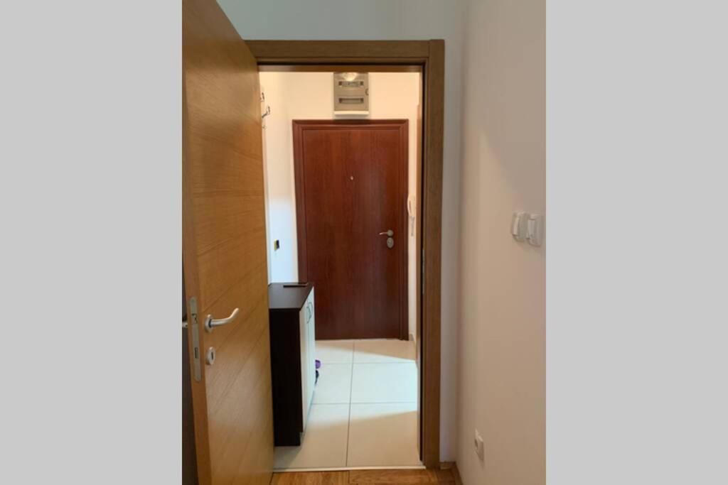 Renovated Cozy Studio 7 At Top Location - Available For Long Term Rentals Novi Sad Exteriör bild